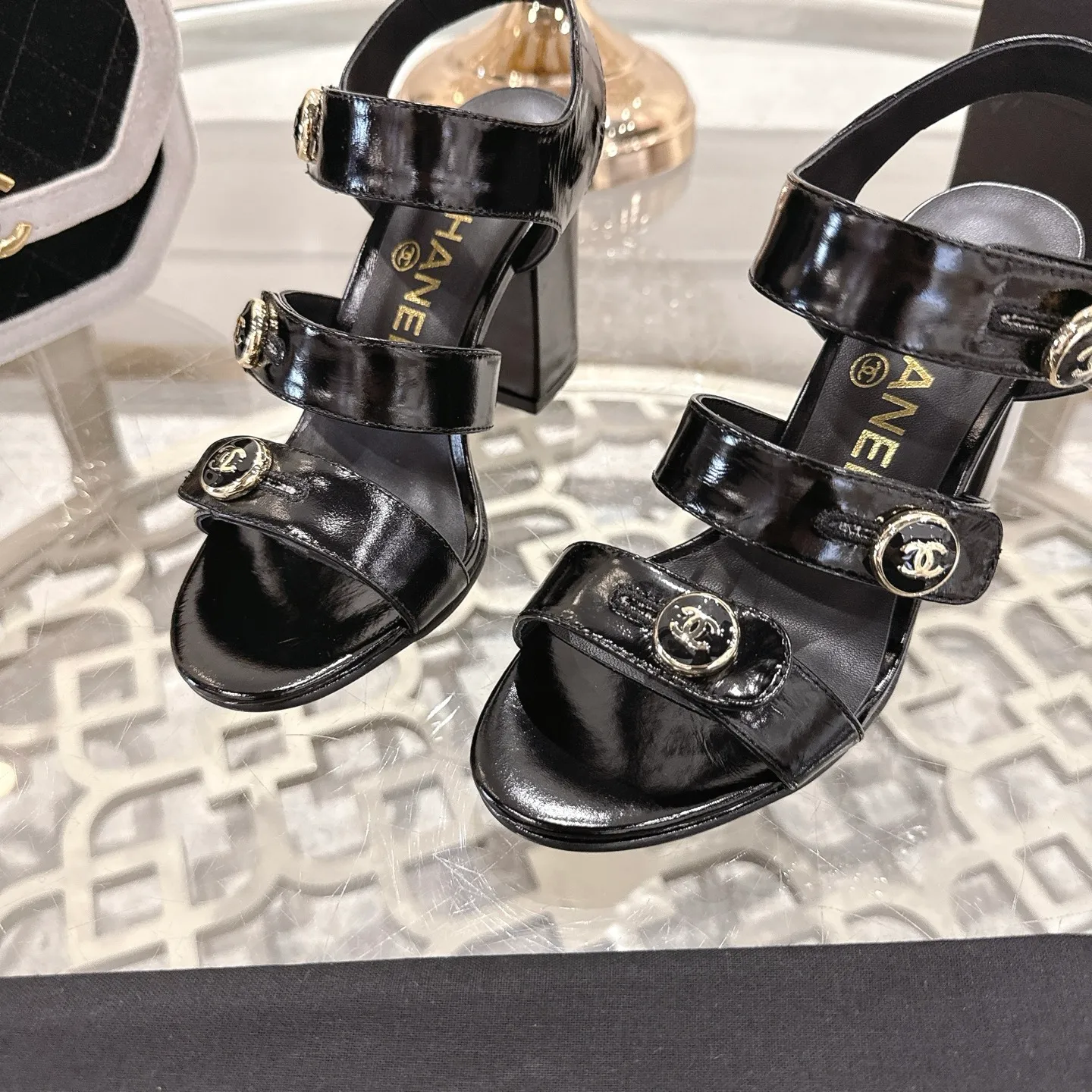 👟👟Ex-factory price 560👟👟 2026SS latest CHANEL Chanel 2026 early spring catwalk new model 🌸️Purchased the original version in Hong Kong and opened the mold exclusively. Top quality % genuine last developed with smooth lines and smooth entry and exit from the counter! Official website 1:1 production. Fabric: Mixed sheepskin imported from Italy & private molded double C buckle and letters are delicate, smooth, shiny and feel great! 💅The fabric and the feet are made of the same material, which is great on the feet! ! ! Color: black/apricot Code number: 34-40 (custom-made sizes 41 and 42 are non-refundable)
